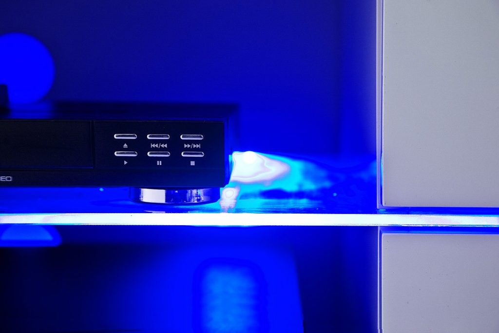 Meuble TV blanc design lumineux bleu