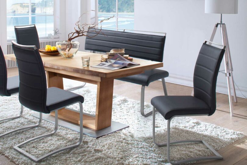 Chaise de séjour noire en simili cuir design