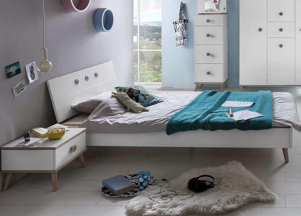 Lit enfant blanc et bois avec déco chic