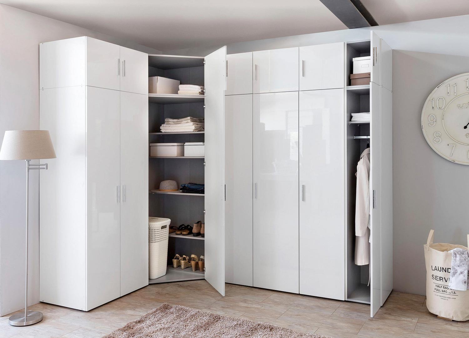 Grande armoire d'angle laquée blanche pour chambre adulte