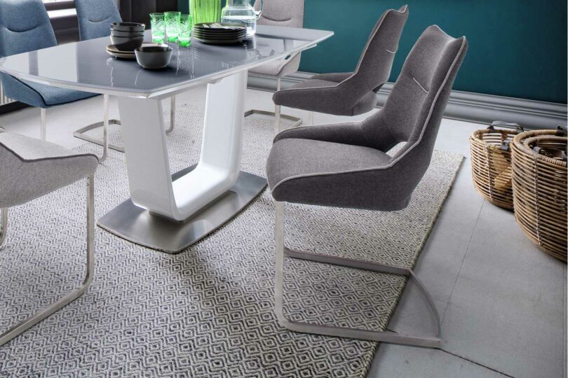 Chaise de séjour grise au style design moderne