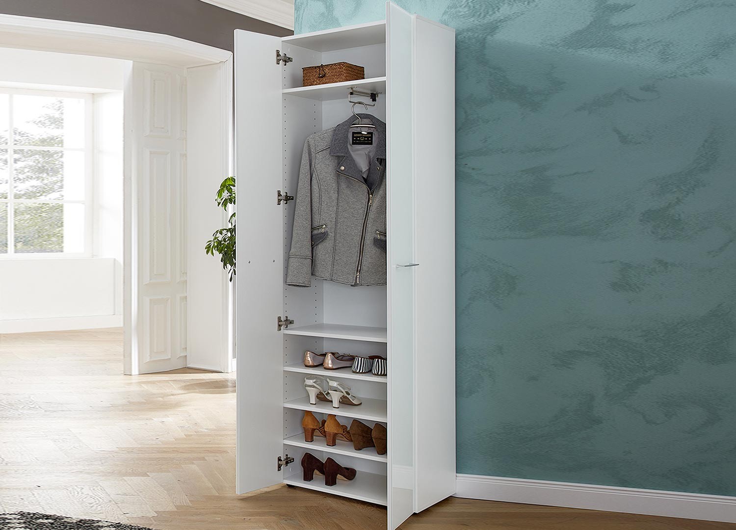 Grande armoire d'entrée blanche pour manteaux et chaussures