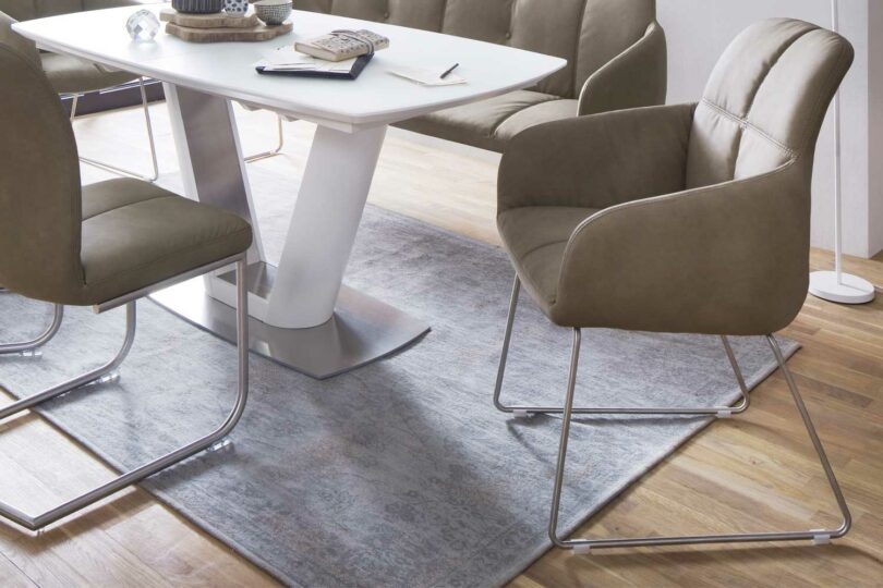 Chaise de séjour marron en tissu capitonné