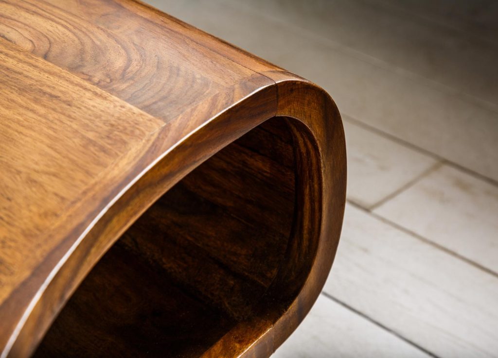 Table basse design en bois / Pieds noirs