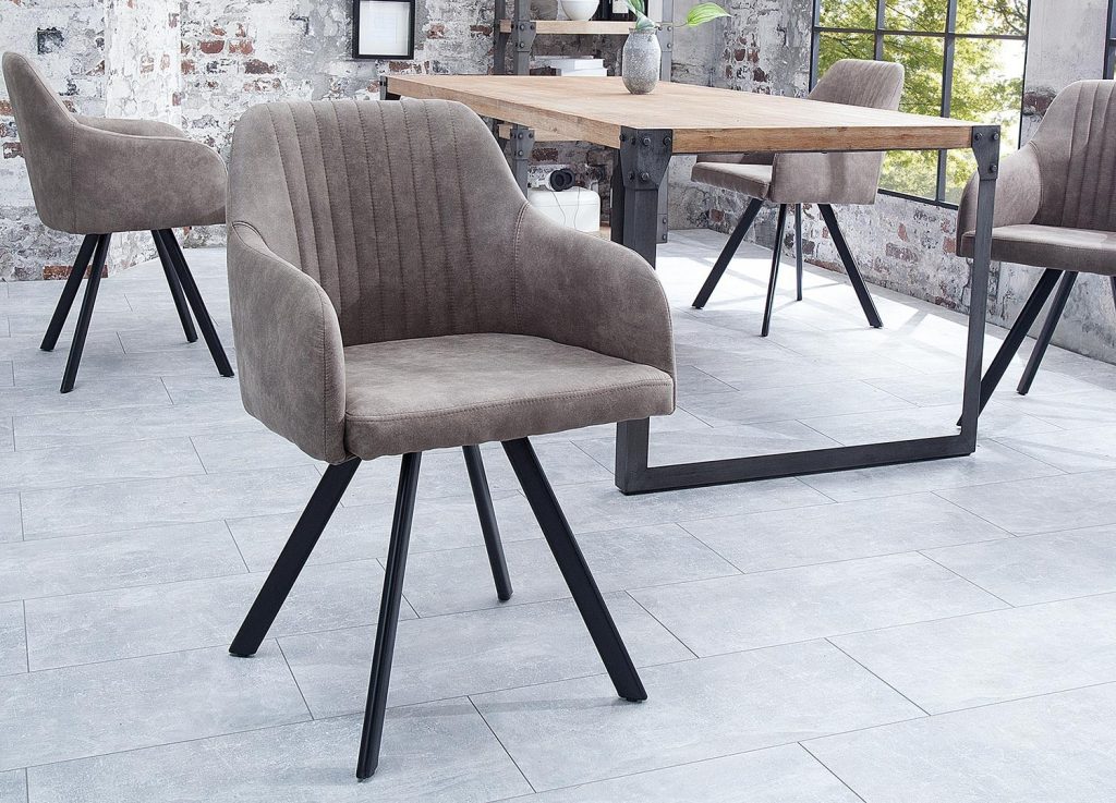 Chaise grise foncée capitonnée avec accoudoirs