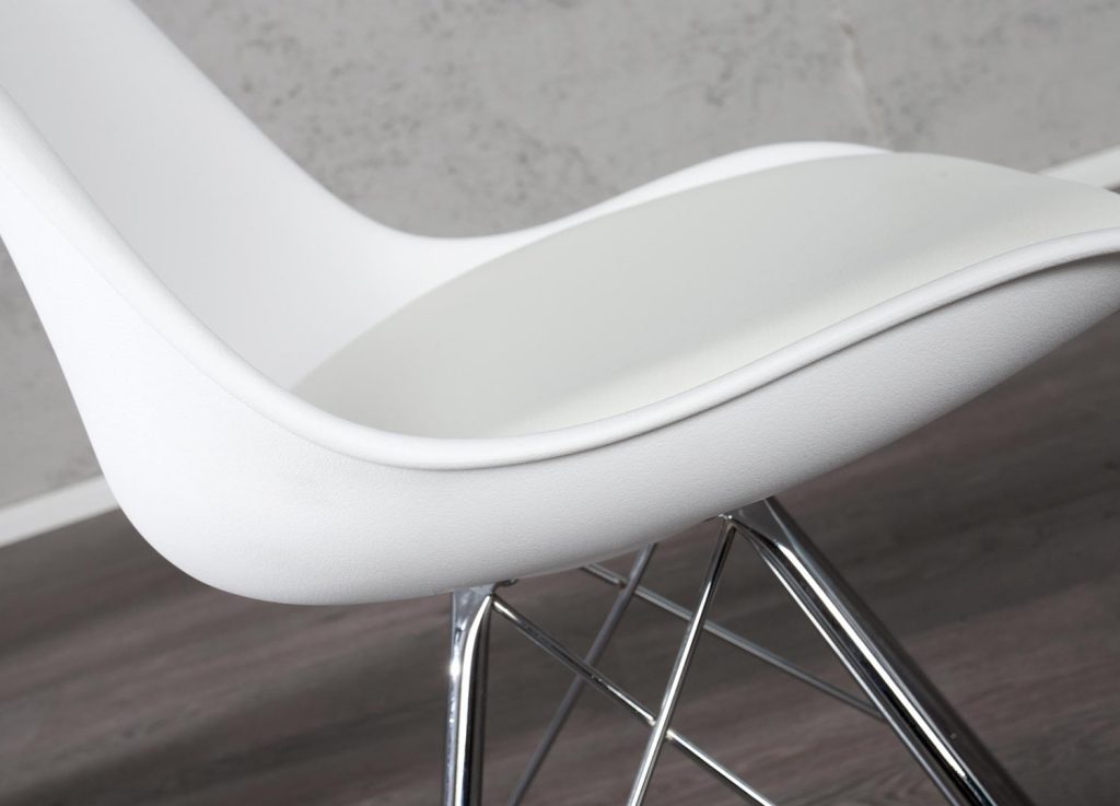 Chaises blanche simili cuir / Pieds chromés