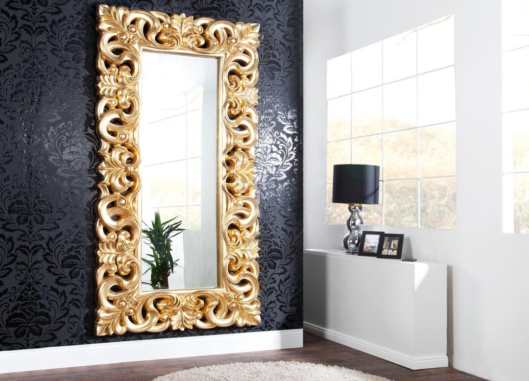 miroir doré avec ornement