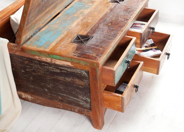 Table basse en bois de bateaux recyclé coloré et design