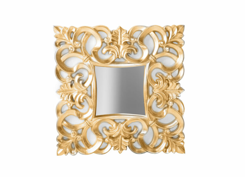 miroir doré avec ornement