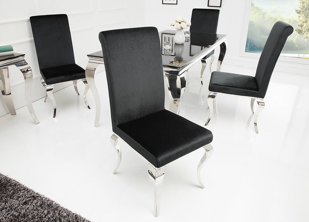 Chaises noires et métal chromé