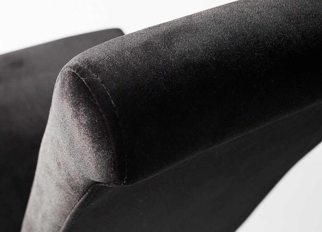 Chaises noires et métal chromé