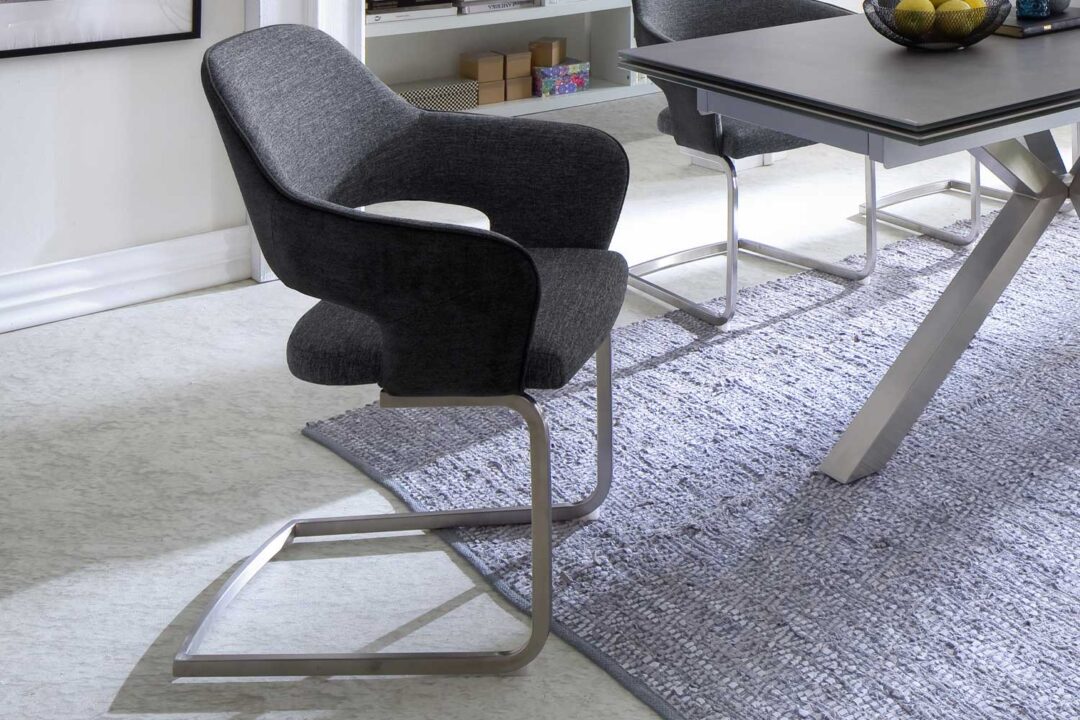 Chaise de séjour tissu gris et pied luge
