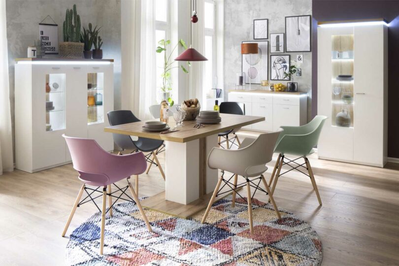 Chaises de séjour coque de couleurs pied bois