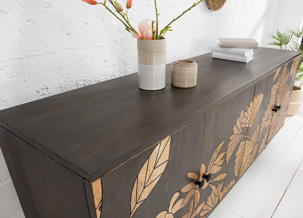 Buffet bois massif avec ornement design