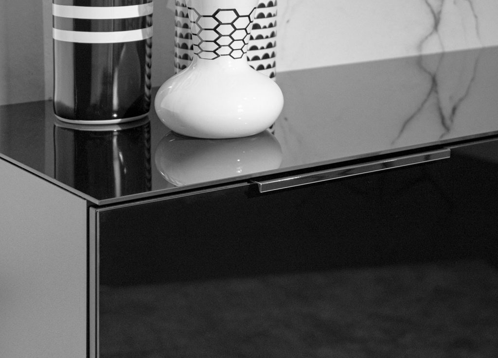 Petit meuble buffet noir et verre