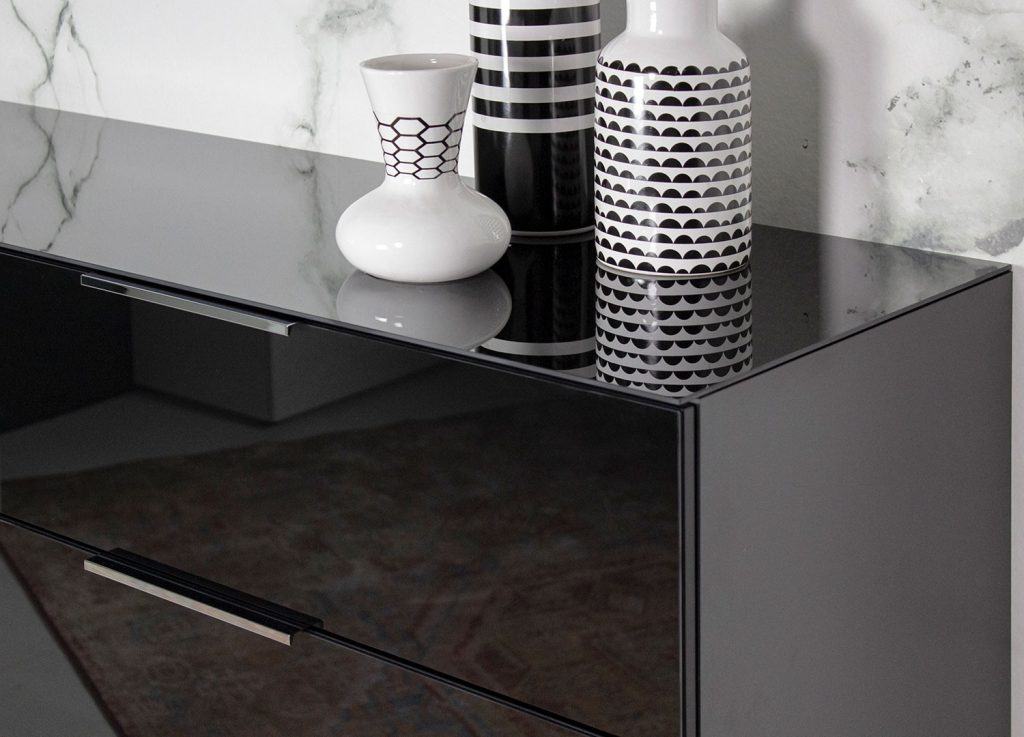 Meuble commode noir et verre