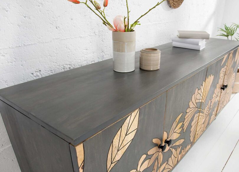 Zoom sur le bois peint gris du buffet
