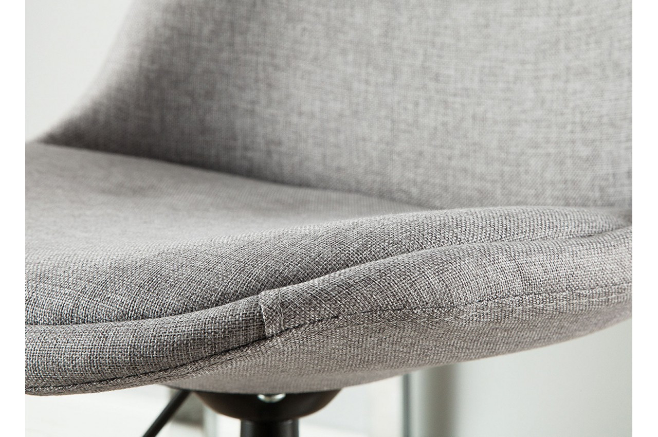 Siège de bureau en tissu texturé gris au style scandinave avec roulettes