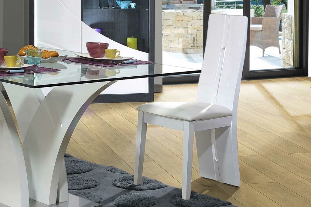 Chaises de salle à manger laquées blanc avec dossier design