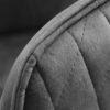 Zoom sur le velours gris de la chaise de bureau