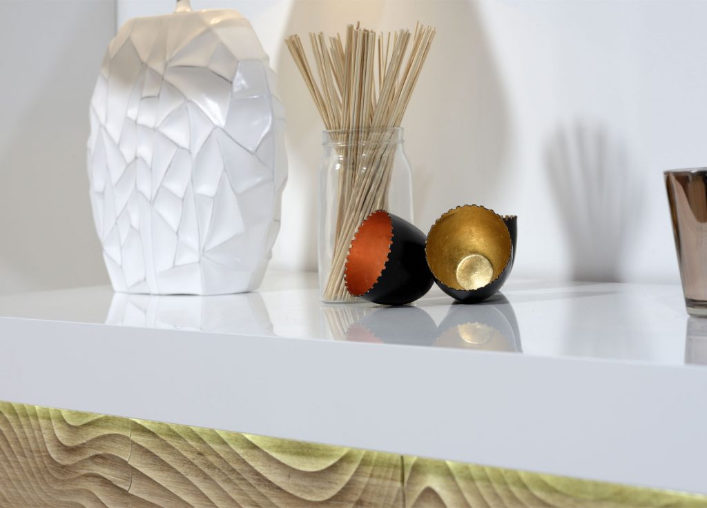Meuble de rangement haut blanc laqué et bois
