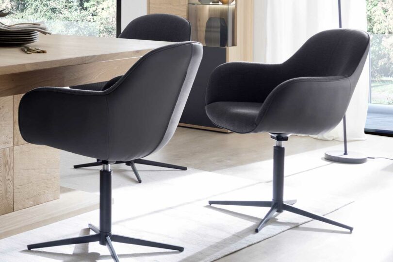 Chaise de salon en tissu texturé et pied en acier