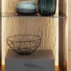 Vitrine haute gris mat et bois en relief design