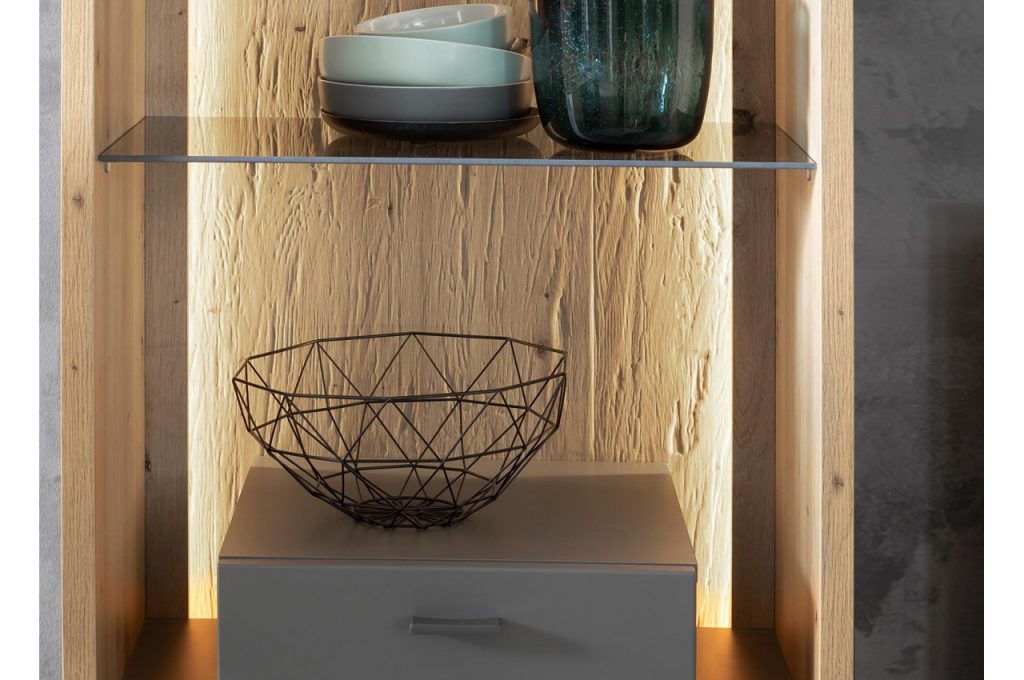 Vitrine haute gris mat et bois en relief design