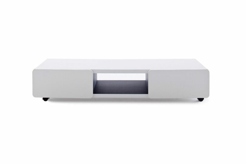 Meuble de télé laqué blanc sur roulettes