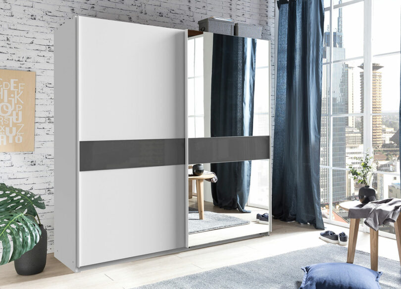 Armoire à portes coulissantes blanche et verre gris