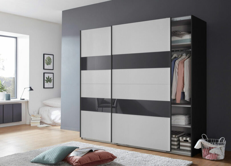 armoire à double penderie gris clair et verre gris