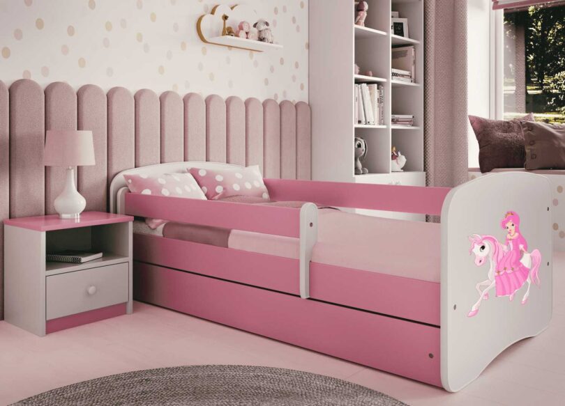 Lit rose enfant princesse sur un cheval