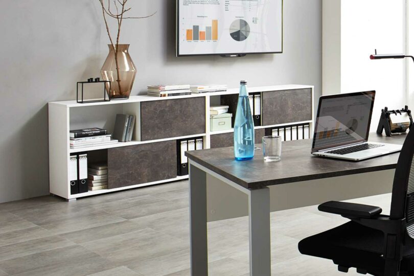Rangement de bureau blanc et décor basalto foncé
