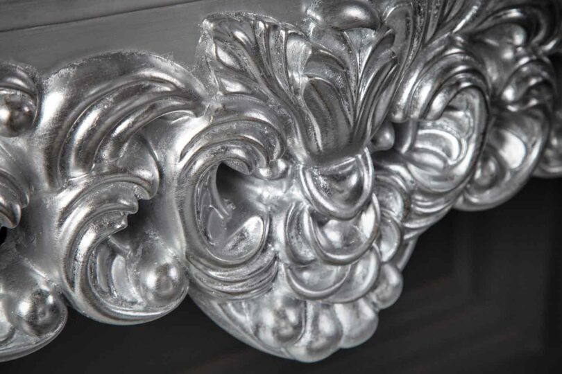 Ornements de la console baroque argentée