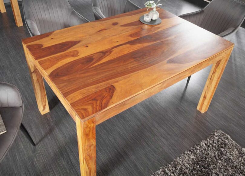 Table à manger en bois naturel