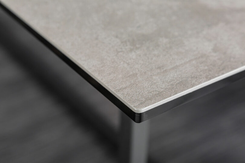 Plateau en céramique de la table de repas