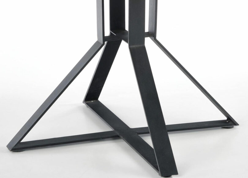 Piétement en métal noir de la table de repas