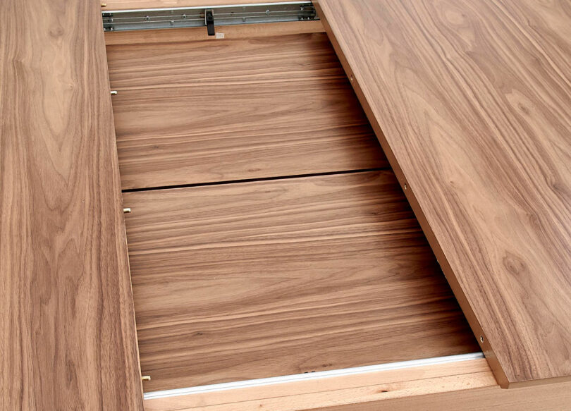 Ouverture de la table de séjour extensible