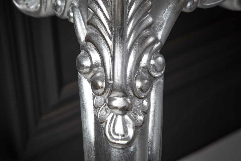 Ornements de la console baroque argentée