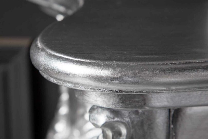 Ornements de la console baroque argentée