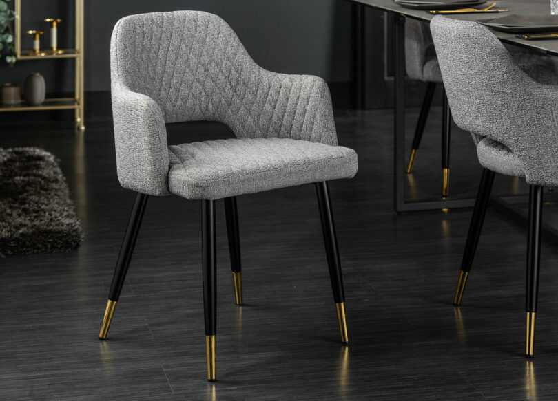 chaise design en tissu gris avec accoudoirs
