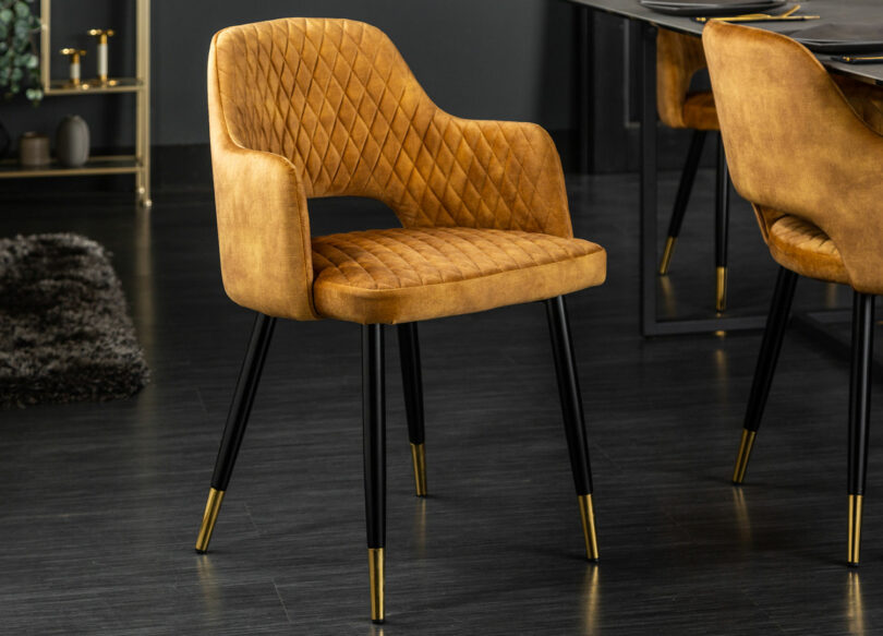 chaise en velours jaune