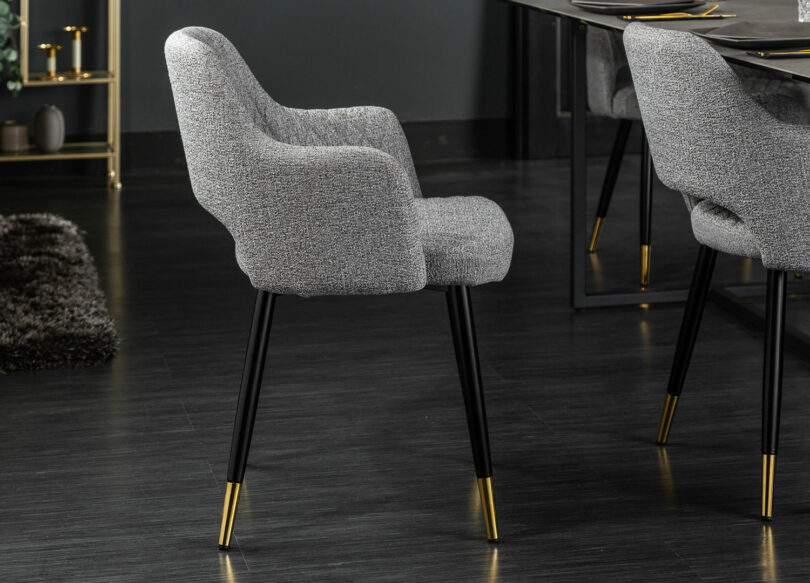 chaise tissu gris et pieds métal