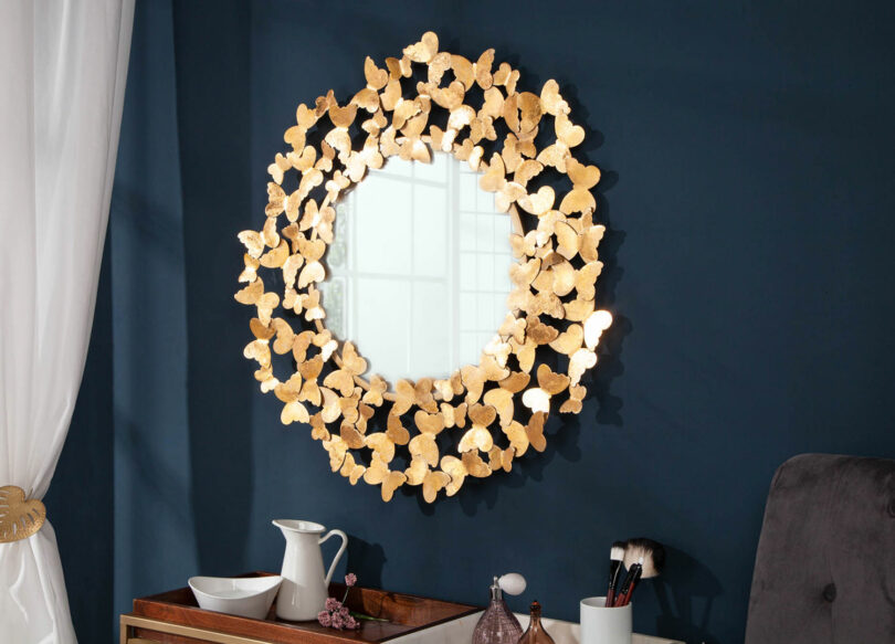 miroir rond doré avec papillon