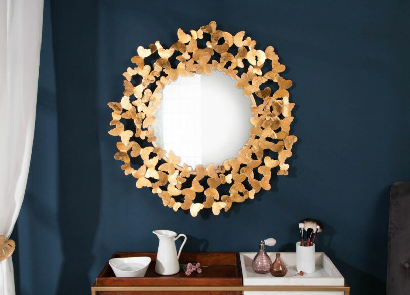 miroir doré rond avec papillon