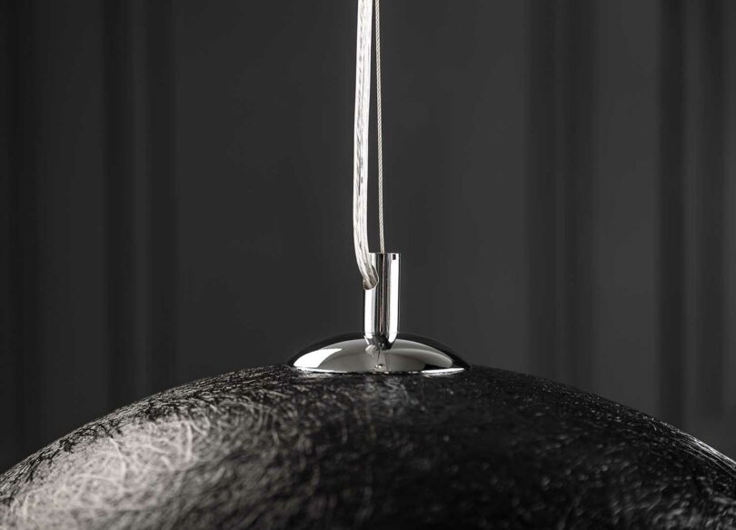 détail haut du luminaire noir et argent