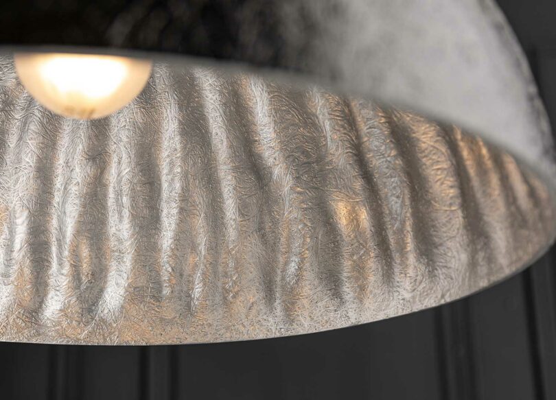 détail intérieur suspension noir et argent