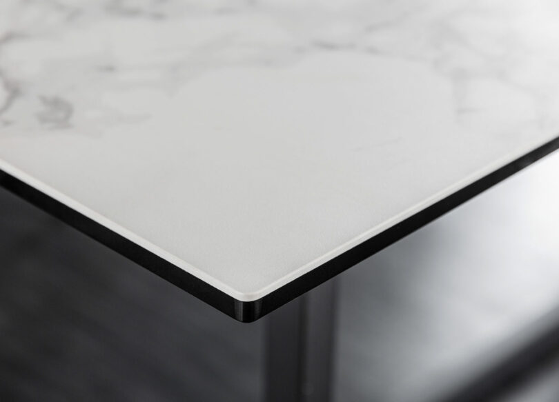qualité du plateau de la table de repas en céramique
