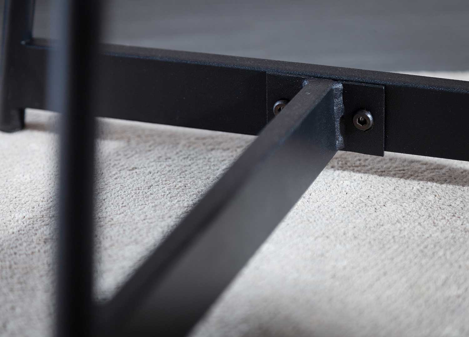 piétement métal noir design de la table basse
