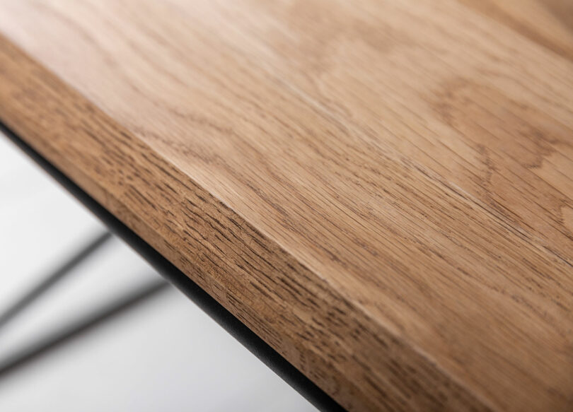 détail du plateau de la table basse en bois de chêne